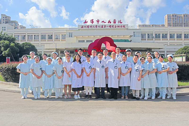 03 呼吸与危重症医学科合照 小图.jpg