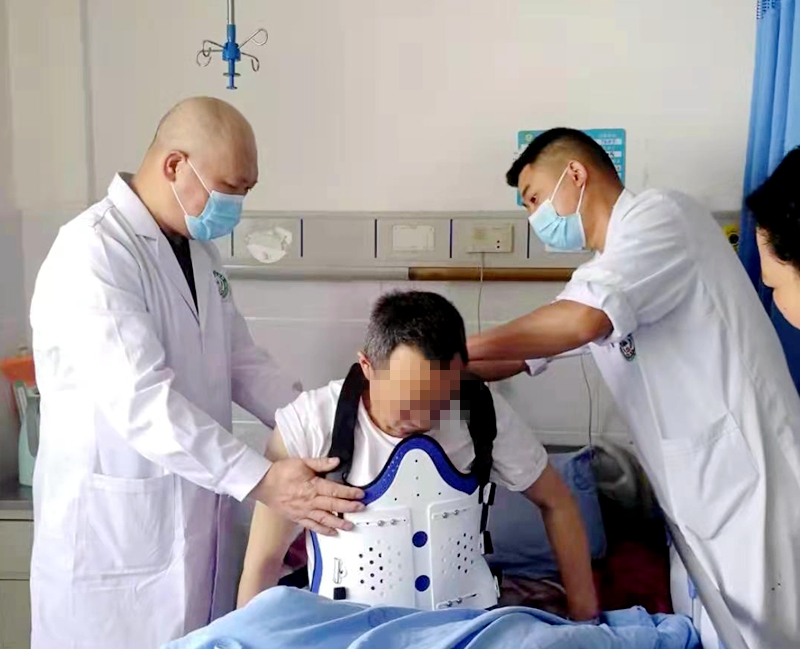 刘言云（左一）为脊柱外科术后病人佩戴支具.jpg