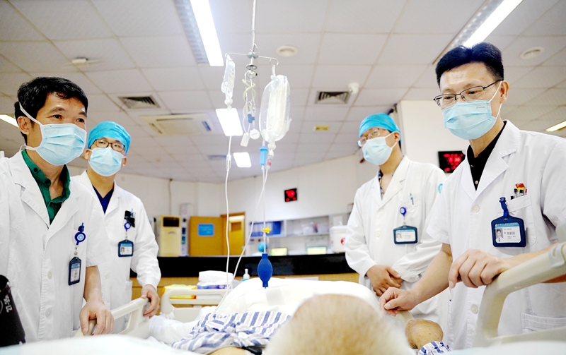 ICU团队床边追踪病情变化.jpg