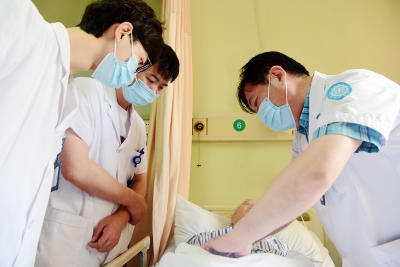 张宝杭（右）主任医师检查吴阿公伤口恢复情况_副本.jpg